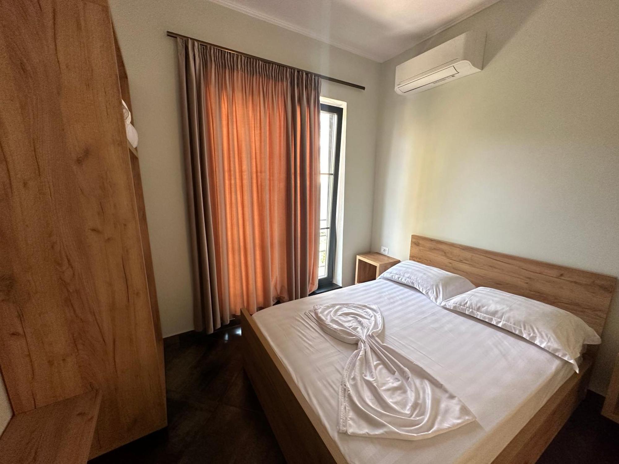 Central Comfort Suites Тирана Экстерьер фото